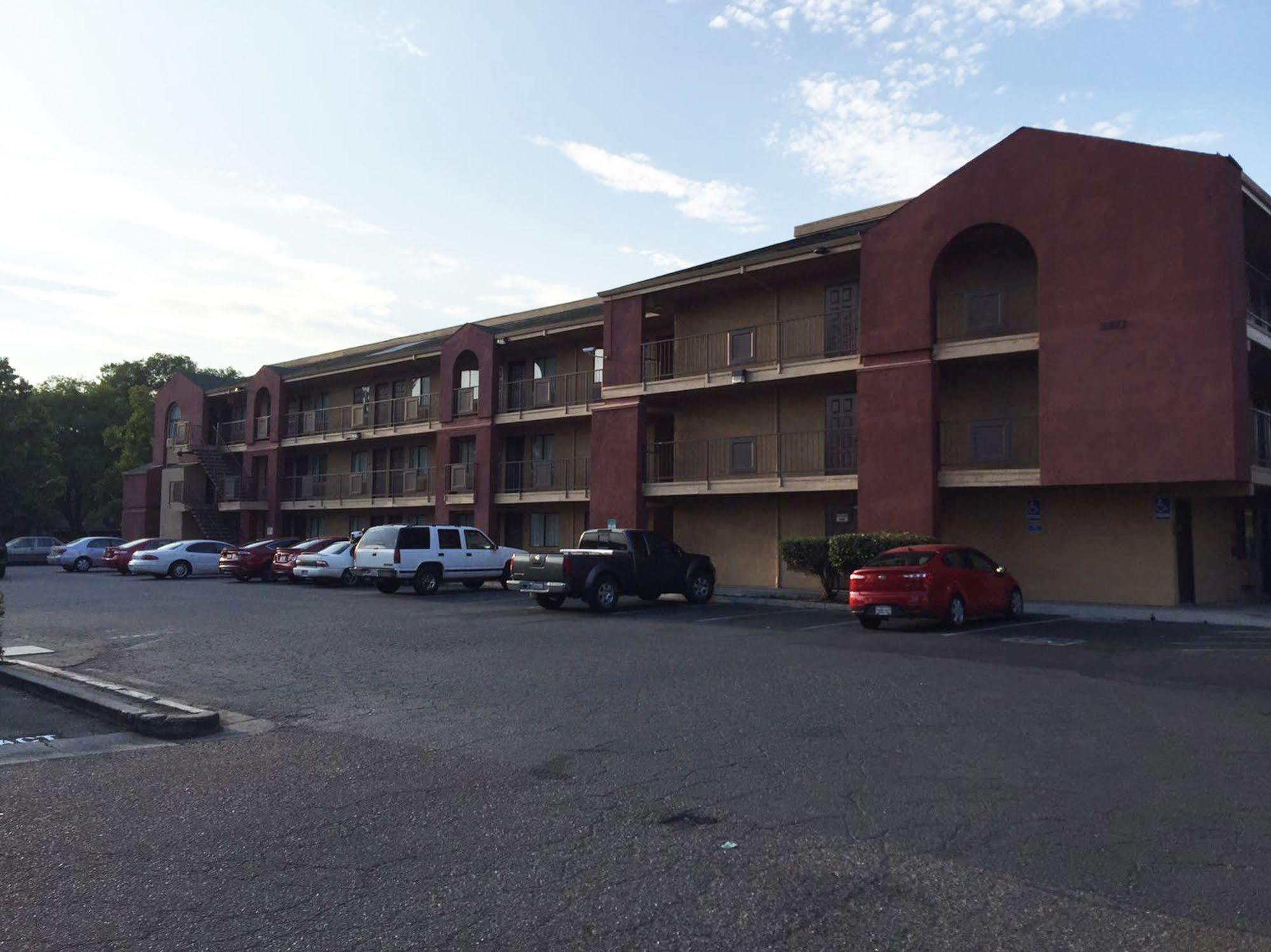 Budget Inn And Suites Stockton Yosemite エクステリア 写真