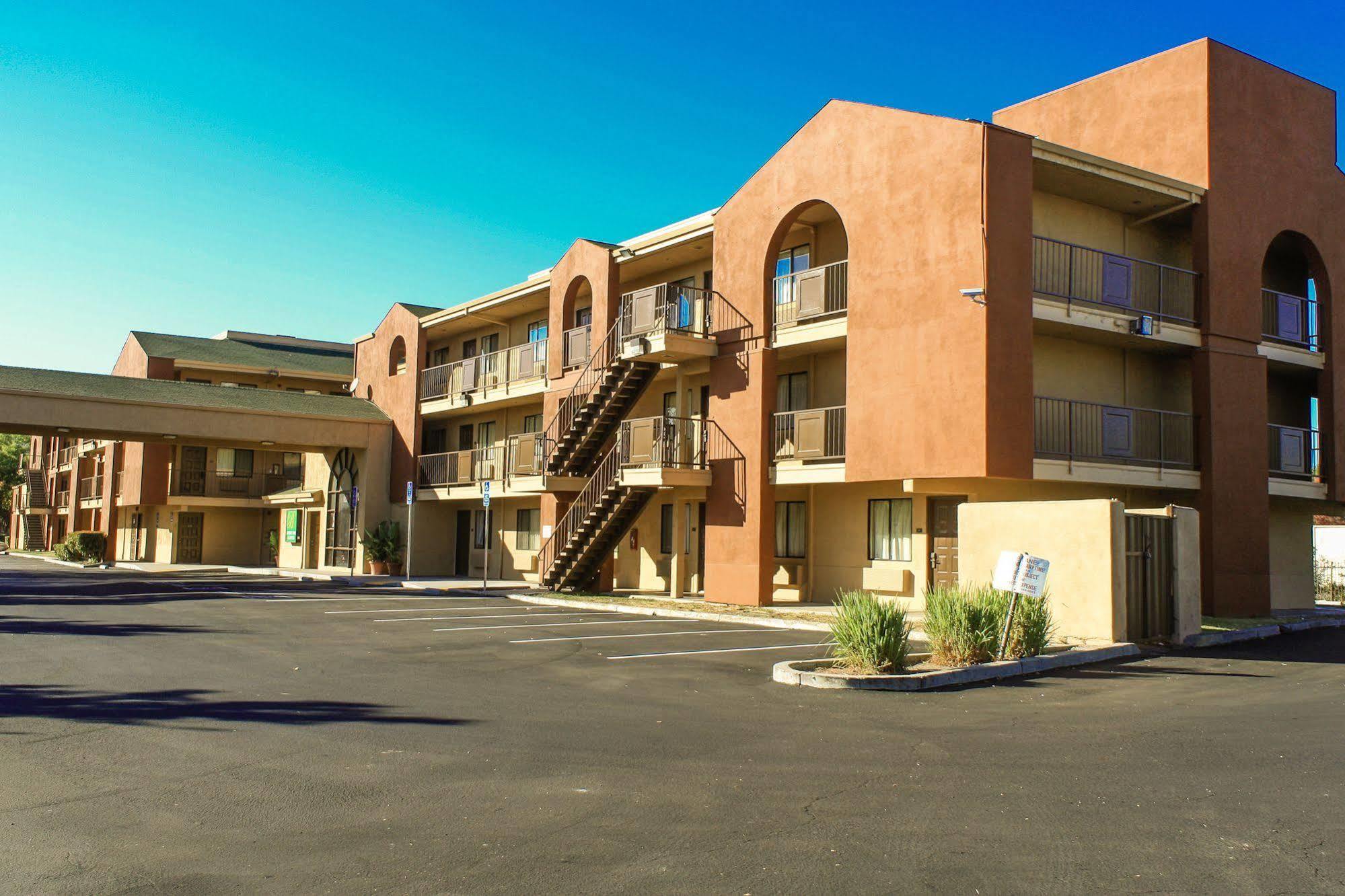 Budget Inn And Suites Stockton Yosemite エクステリア 写真